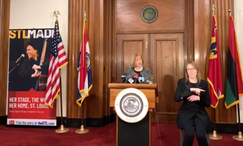 Alcalde de St.Louis Lyda Krewson en Rueda de Prensa