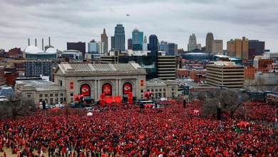 Kansas City celebra la victoria en la Super Bowl con gran desfile 3