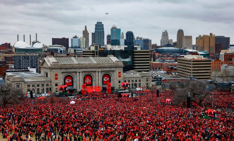 Kansas City celebra la victoria en la Super Bowl con gran desfile 1