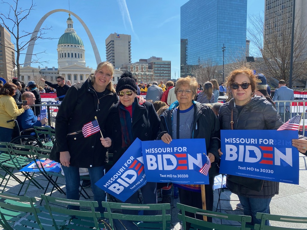 Latinos apoyando a Biden en su visita a St.Louis • Diario Digital STL