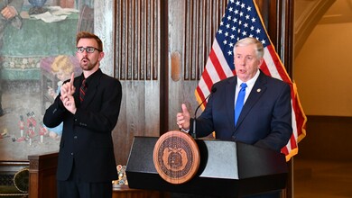 Gobernador Michael Parson de Missouri en rueda de prensa el 20 de Abril,2020