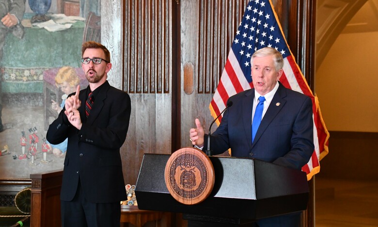 Gobernador Michael Parson de Missouri en rueda de prensa el 20 de Abril,2020