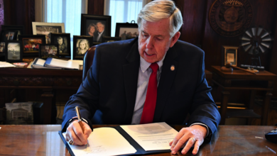 Gobernador Mike Parson firma Presupuesto de Ayuda contra el COVID-19 el 10 de Abril, 2020 (Foto: Despacho del Gobernador de Missouri)