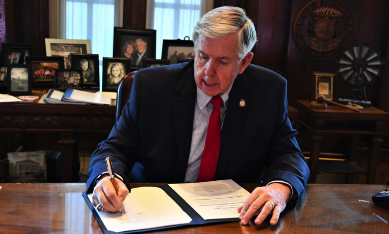 Gobernador Mike Parson firma Presupuesto de Ayuda contra el COVID-19 el 10 de Abril, 2020 (Foto: Despacho del Gobernador de Missouri)