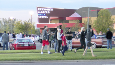 Cientos de personas se congregan en el Condado Sur en desafío a las órdenes de queda 31