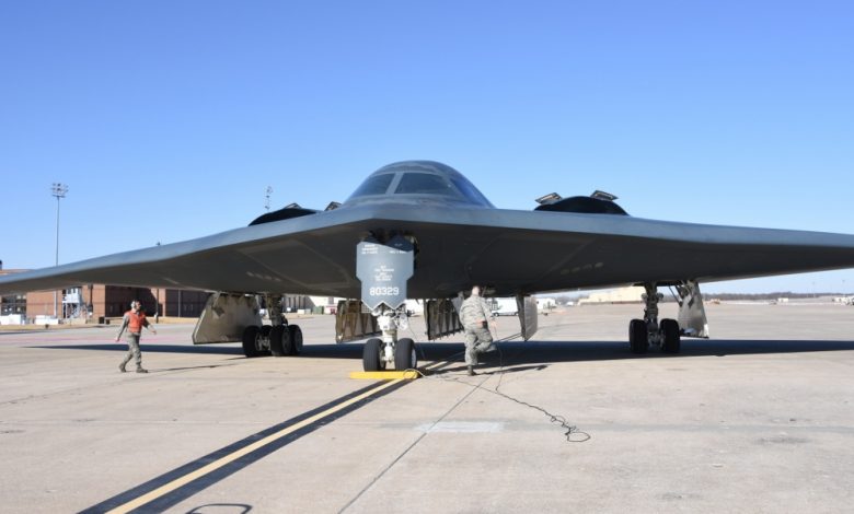 Bombardero Nuclear B-2 sobrevuela hospitales en conmemoración a pacientes y empleados médicos de St.Louis, Missouri. 1