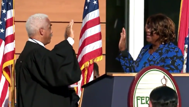 Ella Jones realiza el juramento al cargo de Alcaldesa. La primera mujer y afrodescendiente en ocupar el cargo.