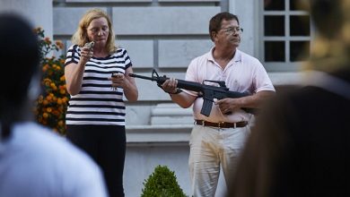 Mark y Patricia McCloskey frente a su residencia del Central West End en St.Louis con armas de fuego.