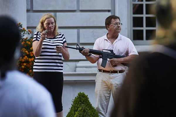 Mark y Patricia McCloskey frente a su residencia del Central West End en St.Louis con armas de fuego.