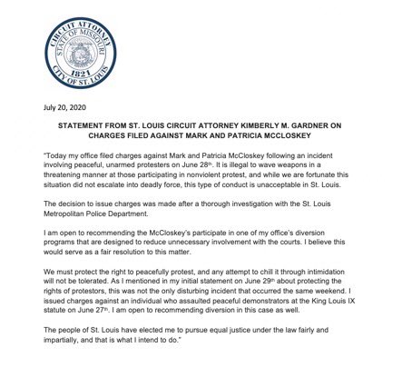 McCloskey's presentan demanda contra Fiscal Kim Gardner; Acusan de usar su caso en campaña electoral. 2