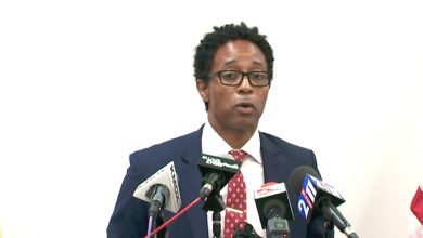Fiscal Wesley Bell informa de su decisión de no tomar acción contra Darren Wilson por provocar la muerte de Michael Brown jr. en el 2014.
