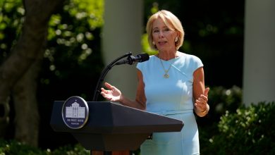 Secretaria de educación de EE.UU. presiona para reabrir escuelas 37