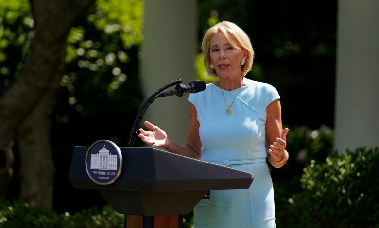 Secretaria de educación de EE.UU. presiona para reabrir escuelas 1