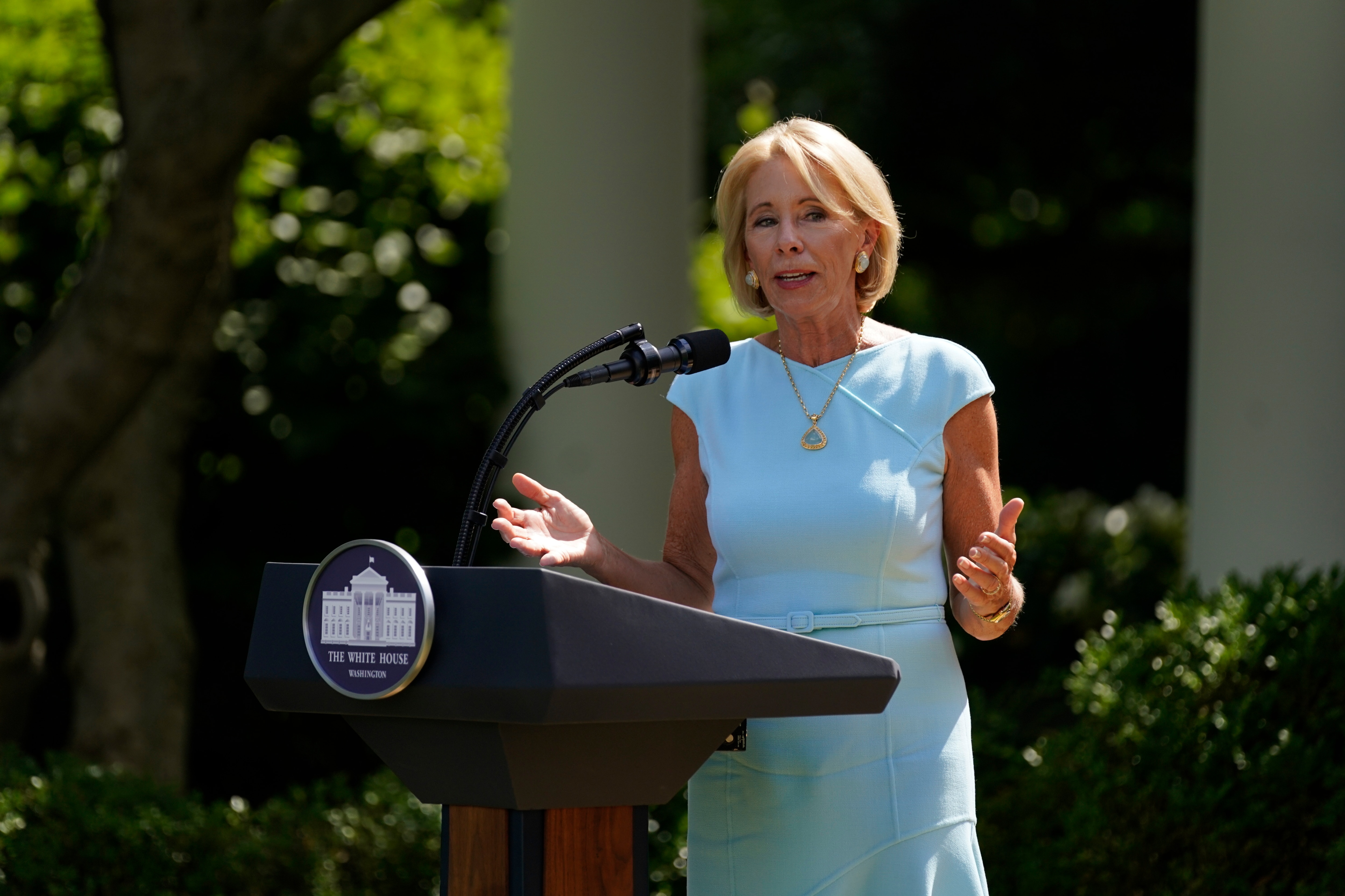 Secretaria de educación de EE.UU. presiona para reabrir escuelas 2