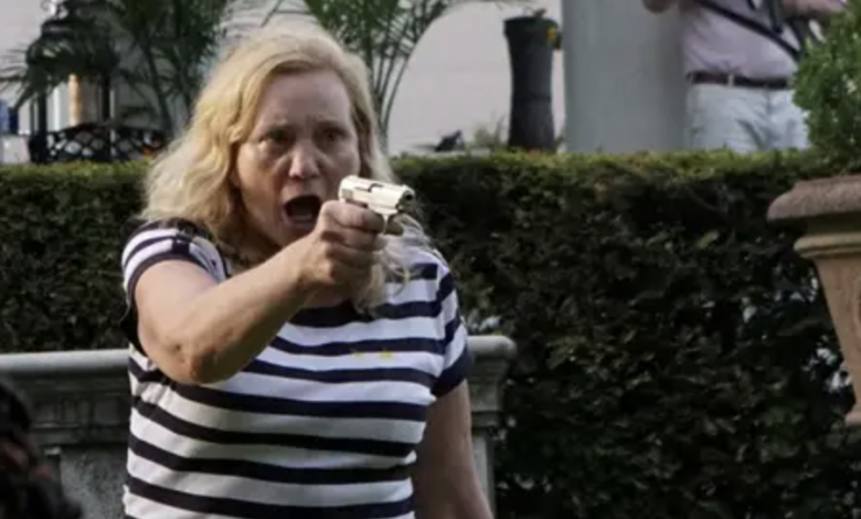 Los McClosky, pareja que apuntó armas de fuego a manifestantes en el Central West End se declaran "No culpables" ante la Corte 1