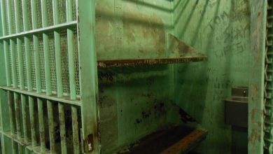 Nueve encarcelados y un empleado contraen COVID en el centro de detención de Clayton 9