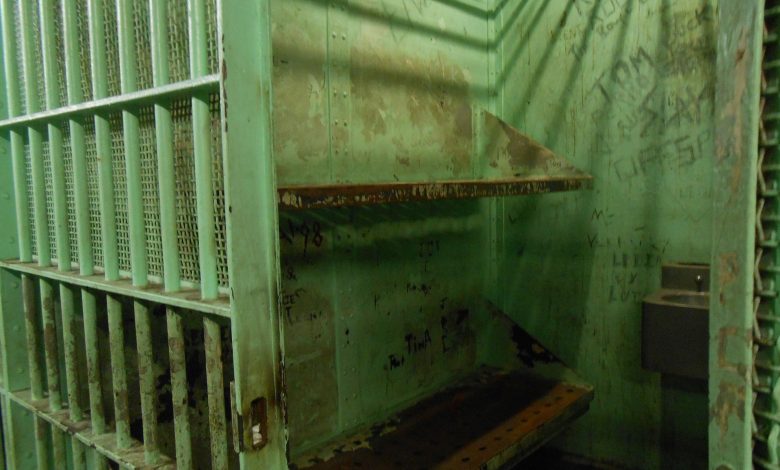 Nueve encarcelados y un empleado contraen COVID en el centro de detención de Clayton 1