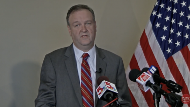 Ejecutivo del Condado de St. Louis Sam Page en rueda de prensa el 09 de Nov. 2020