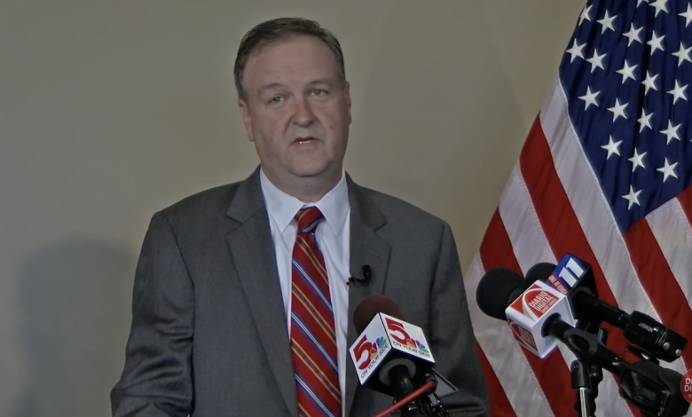 Ejecutivo del Condado de St. Louis Sam Page en rueda de prensa el 09 de Nov. 2020