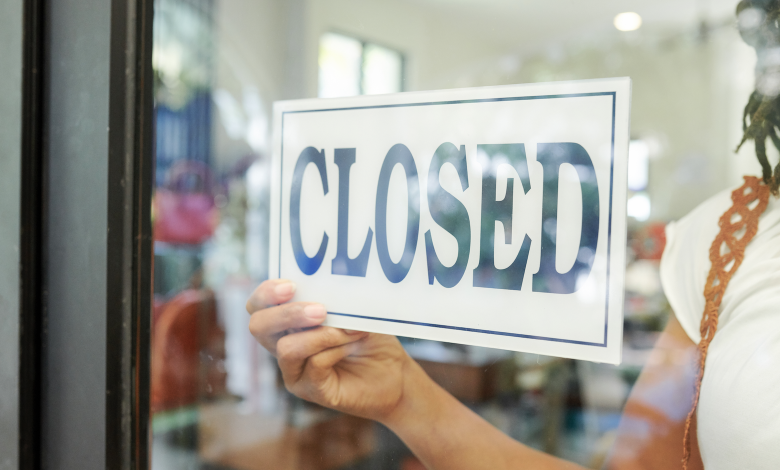 Restricciones limitan los grupos y cierra comedores dentro y fuera en el Condado