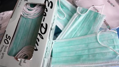 La manera adecuada de ponerse una máscara sanitaria contra COVID-19 8