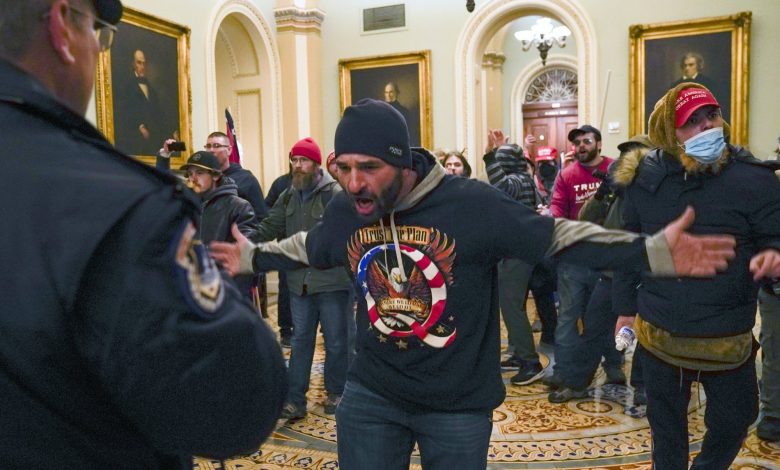 Militante de Trump se enfrenta a la policía del capitolio intentando acceder la cámara del Senado.