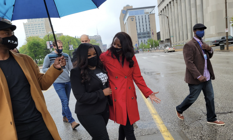 Tishaura Jones y Cori Bush visitan el sistema penitenciario de la ciudad. Foto cortesía del Despacho de la Alcaldesa Tishaura O. Jones