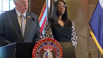 Juez Robin Ransom es presentada por el Gobernador el lunes 24 de Mayo, 2021 frente a su despacho en el Capitolio de Missouri. Ransom es la primera mujer afrodescendiente en acceder a la Corte Suprema del estado.