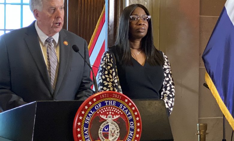 Juez Robin Ransom es presentada por el Gobernador el lunes 24 de Mayo, 2021 frente a su despacho en el Capitolio de Missouri. Ransom es la primera mujer afrodescendiente en acceder a la Corte Suprema del estado.