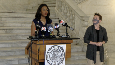 La Alcaldesa de St. Louis, Tishaura Jones, explica la eliminación de medidas de prevención como el uso de máscaras para los vacunados, según lo anunció la CDC el Jueves 14 de Mayo.