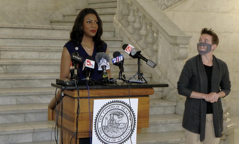 La Alcaldesa de St. Louis, Tishaura Jones, explica la eliminación de medidas de prevención como el uso de máscaras para los vacunados, según lo anunció la CDC el Jueves 14 de Mayo.