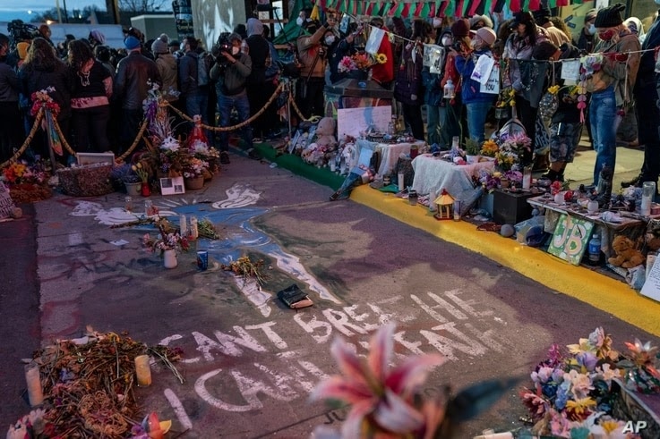Los manifestantes se reúnen alrededor de la acera donde George Floyd fue asesinado, fuera de Cup Foods, para celebrar la condena del ex oficial de policía de Minneapolis Derek Chauvin en su muerte, el 20 de abril de 2021, en Minneapolis. 