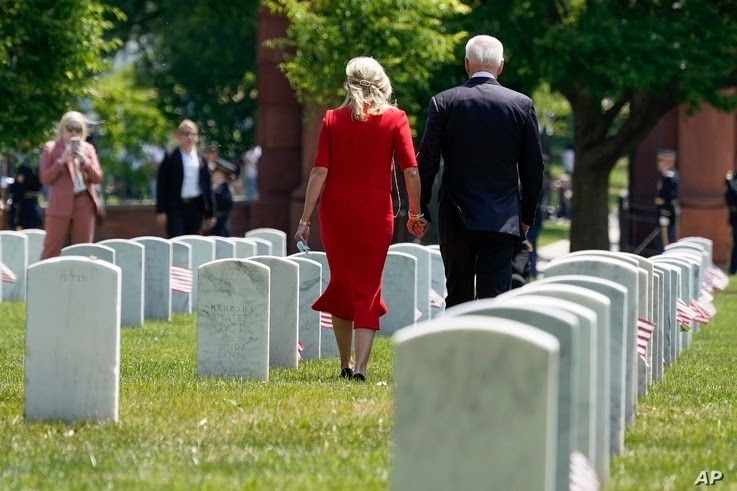 El presidente de los Estados Unidos, Joe Biden, camina con la primera dama Jill Biden mientras visitan la sección 12 en el cementerio nacional de Arlington, en Arlington, Virginia, el 31 de mayo de 2021.