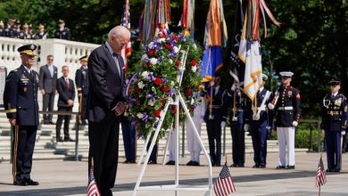 La democracia está en peligro, advierte Biden al honrar a los soldados caídos 1