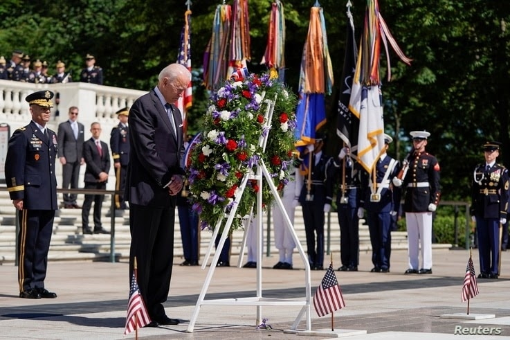 El presidente de los Estados Unidos, Joe Biden, participa en una ceremonia de colocación de ofrendas florales durante la celebración del Día Nacional de los Caídos, en el Cementerio Nacional de Arlington, en Arlington, Virginia, el 31 de mayo de 2021.