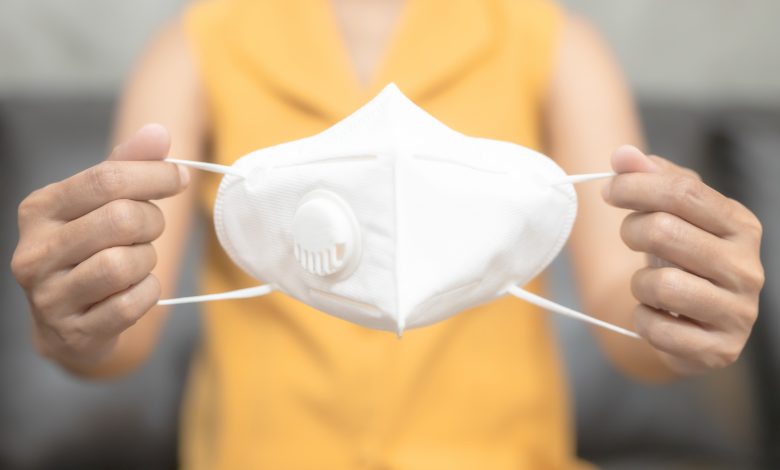 Vacunados podrán comenzar a quitarse las máscaras en ciertos espacios interiores 1