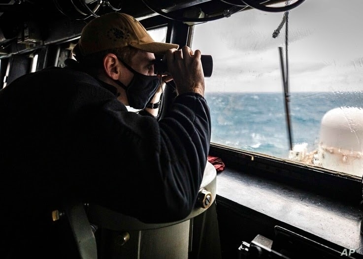 El alférez Grayson Sigler de Corpus Christi, Texas, observa mientras el USS John S. McCain realiza operaciones en el Estrecho de Taiwán, el 30 de diciembre de 2020. China acusó a Estados Unidos de realizar una demostración de fuerza en el estrecho. (Cortesía Marina de EE.UU.)