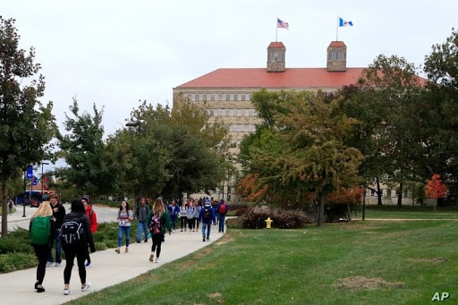 En esta fotografía de archivo del 24 de octubre de 2019, los estudiantes caminan frente a Fraser Hall en el campus de la Universidad de Kansas en Lawrence, Kansas.