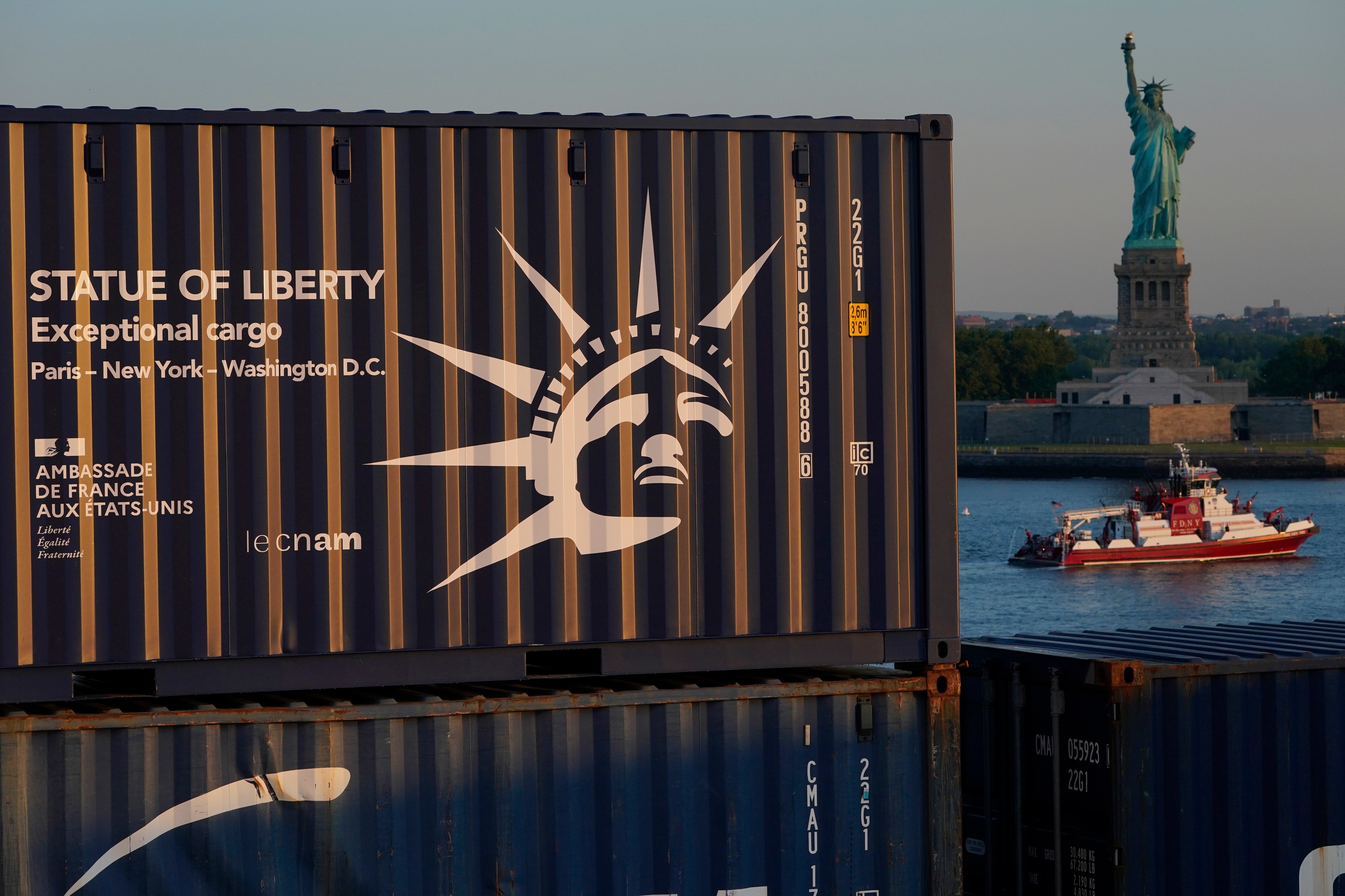 Réplica más pequeña de Estatua de la Libertad llega a Nueva York desde Francia 1