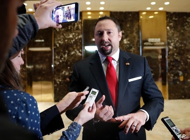 Jason Miller, asesor principal de Donald Trump, habla con los medios de comunicación en la Trump Tower en Nueva York, el 16 de noviembre de 2016.