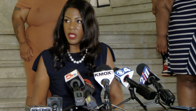 Alcalde Tishaura Jones habla en rueda de prensa sobre pagos directos para los residentes de la ciudad (Foto: J.Klein)