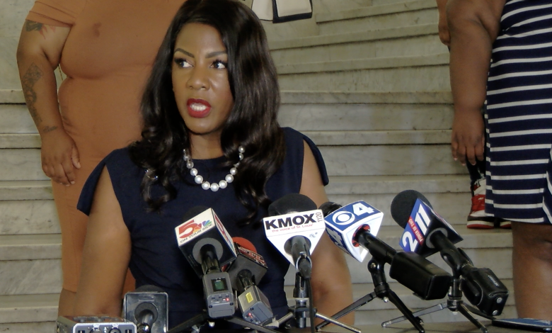 Alcalde Tishaura Jones habla en rueda de prensa sobre pagos directos para los residentes de la ciudad (Foto: J.Klein)