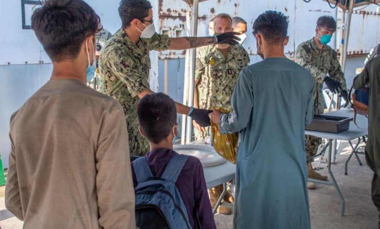 Refugiados Afganos llegan a la base Naval de Rota en España (DoD)