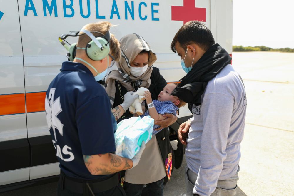Paramédico de la Armada Estadounidense en Rota, España atiende a un jóven refugiado Afgano 