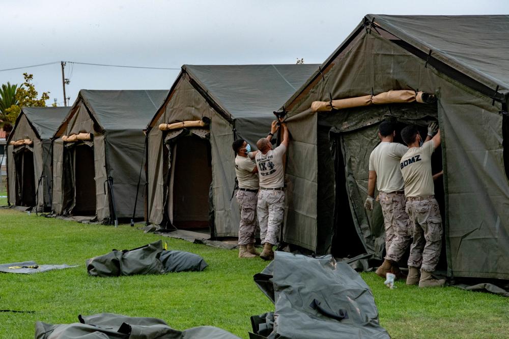 Soldados destinados a la Base Militar de Rota, en España levantan carpas para los refugiados que comenzarán a llegar durante el éxodo masivo provocado por la toma del país por elementos armados del Talibán. (Foto: DoD)