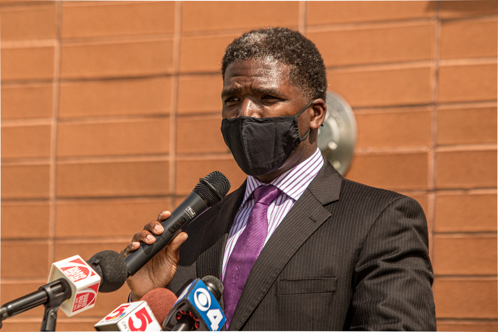 Dr. Fredrick Echols dirige la palabra a la prensa en Affinia Healthcare (Foto James Klein)
