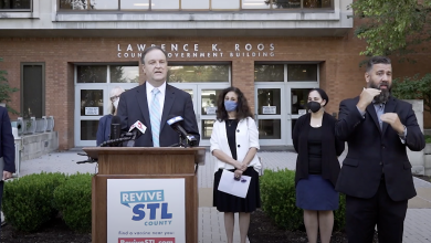 Sam Page aborda comentarios antisemitas durante junta publica