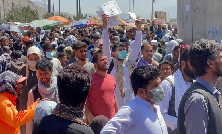 Bajo nuevas amenazas terroristas, continúa tensa evacuación en Afganistán 1