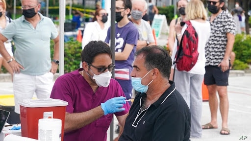 El 61% de la población de EE. UU. ha recibido al menos una vacuna 1