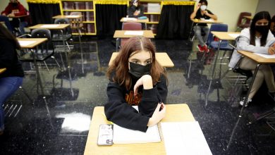 Retienen salarios a juntas escolares en Florida por ordenar el uso de mascarillas 45